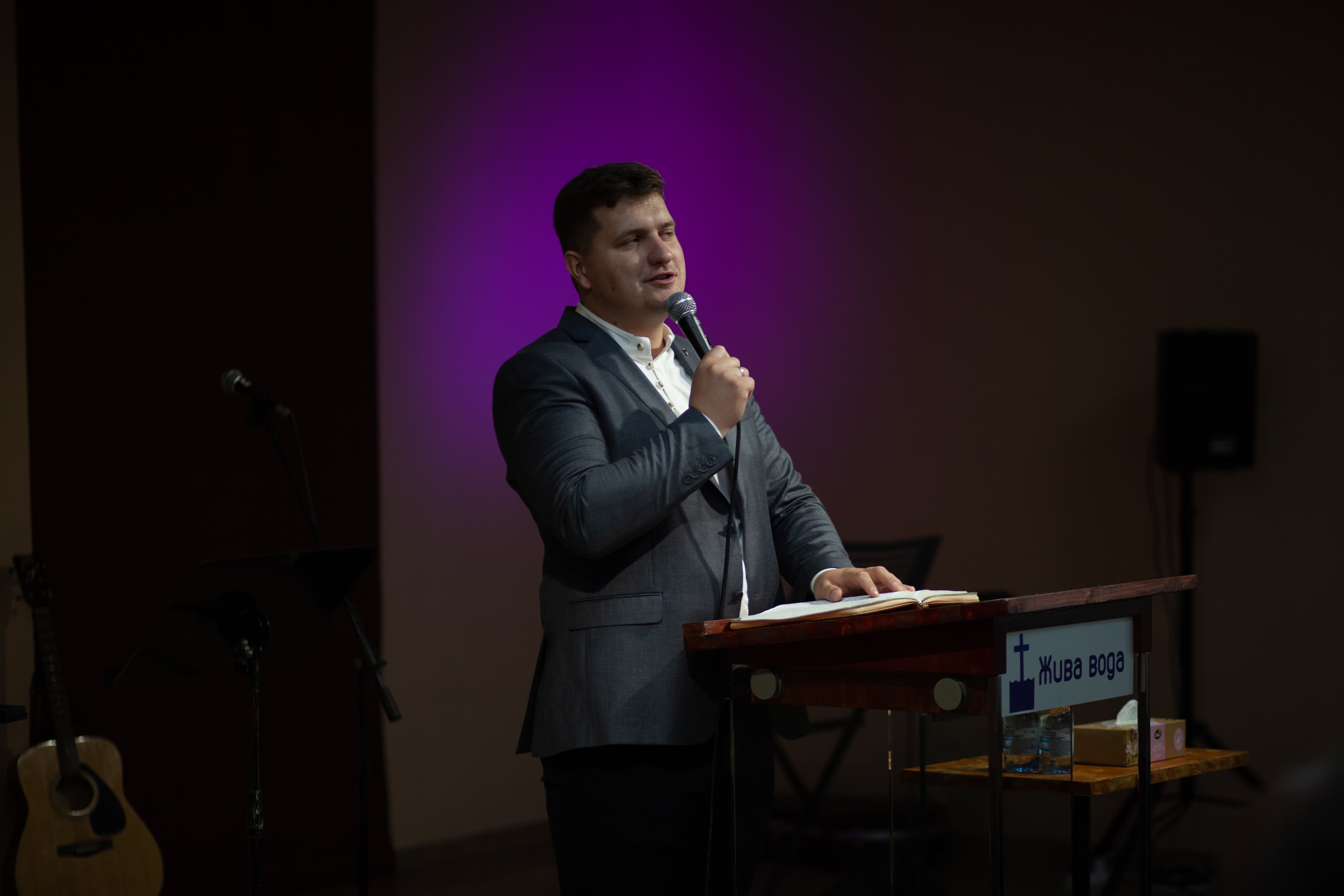 Пастор церкви проповідує