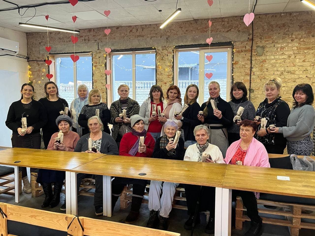 Група жінок тримає подрунки в руках та посміхається