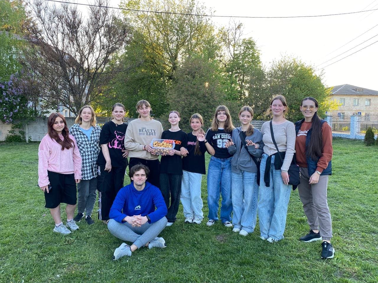 Група підлітків на вулиці посміхається